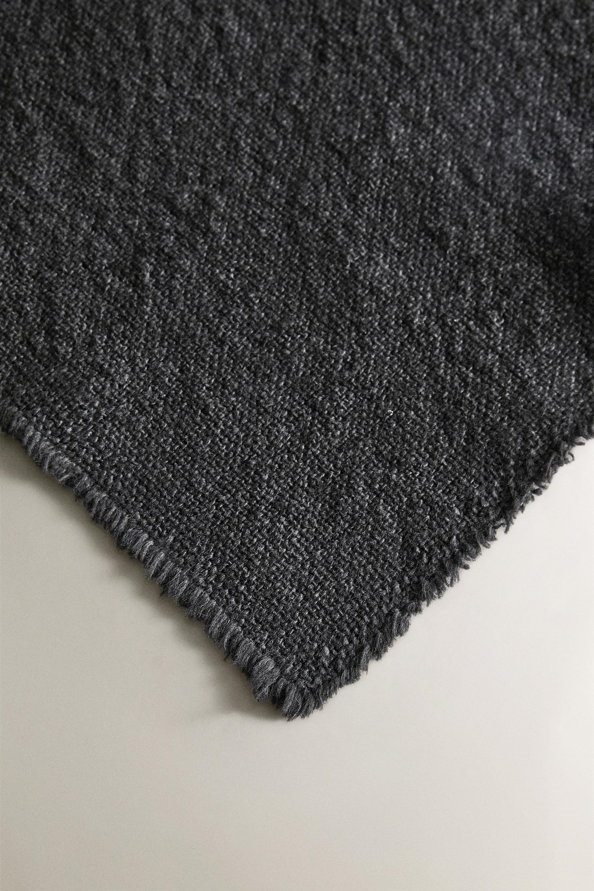 LINEN PLACEMAT WITH FRAYED EDGE